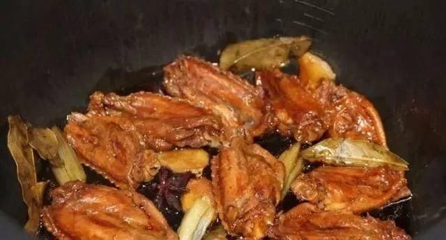 婆婆把3斤鸡翅放进电饭锅，不加水，不加油，出锅后全家都流口水