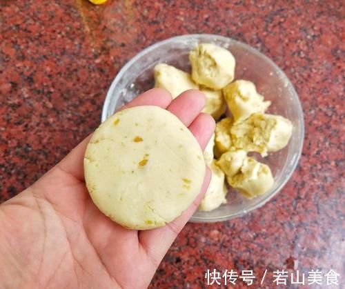 红薯别总煮着吃，加点糯米粉煎一煎，香甜又好吃