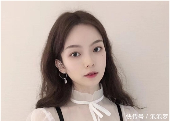 陈卓璇长得漂亮，励志真实，有文化有实力，言行一致