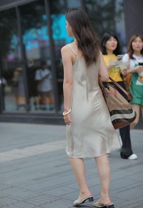 真丝 丝滑质感无袖连衣裙,名媛气质出众,一举一动显优雅