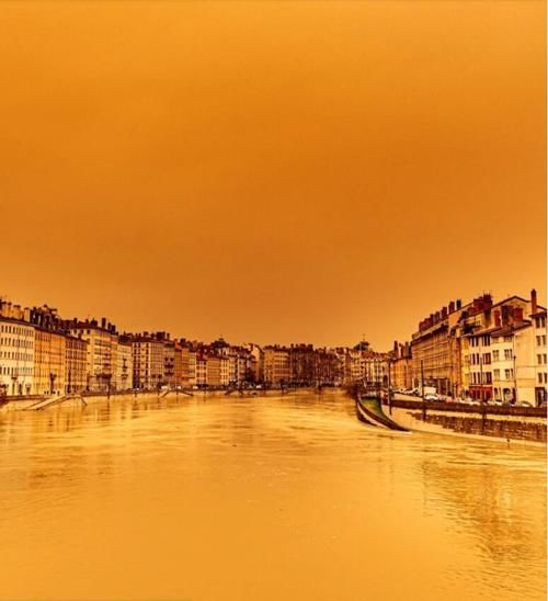 老年|撒哈拉沙尘暴席卷法国，里昂变沙漠绿洲