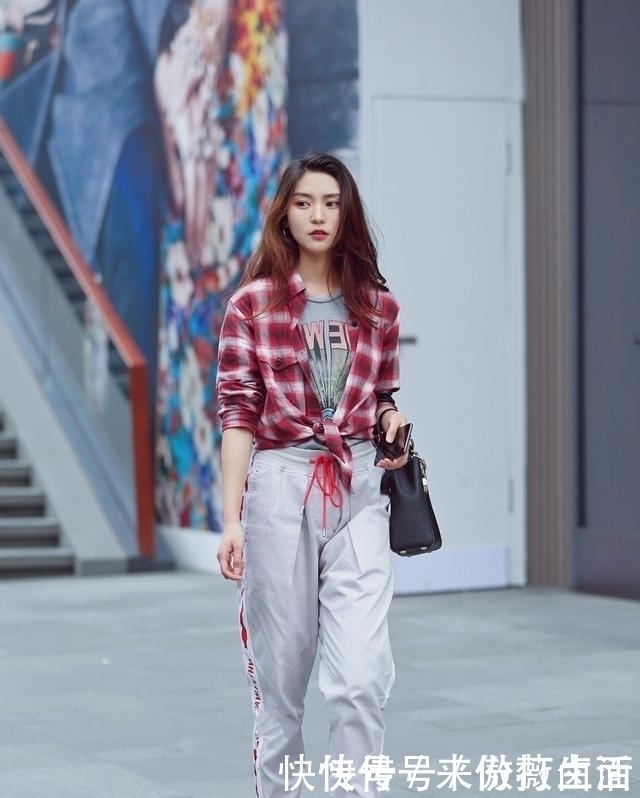 街拍|路人街拍，小姐姐一字肩和牛仔热裤搭配，充满时尚范