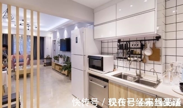 空间|参观闺蜜的98㎡小三居,衣帽间的布置很高级,打开柜门后让我心动