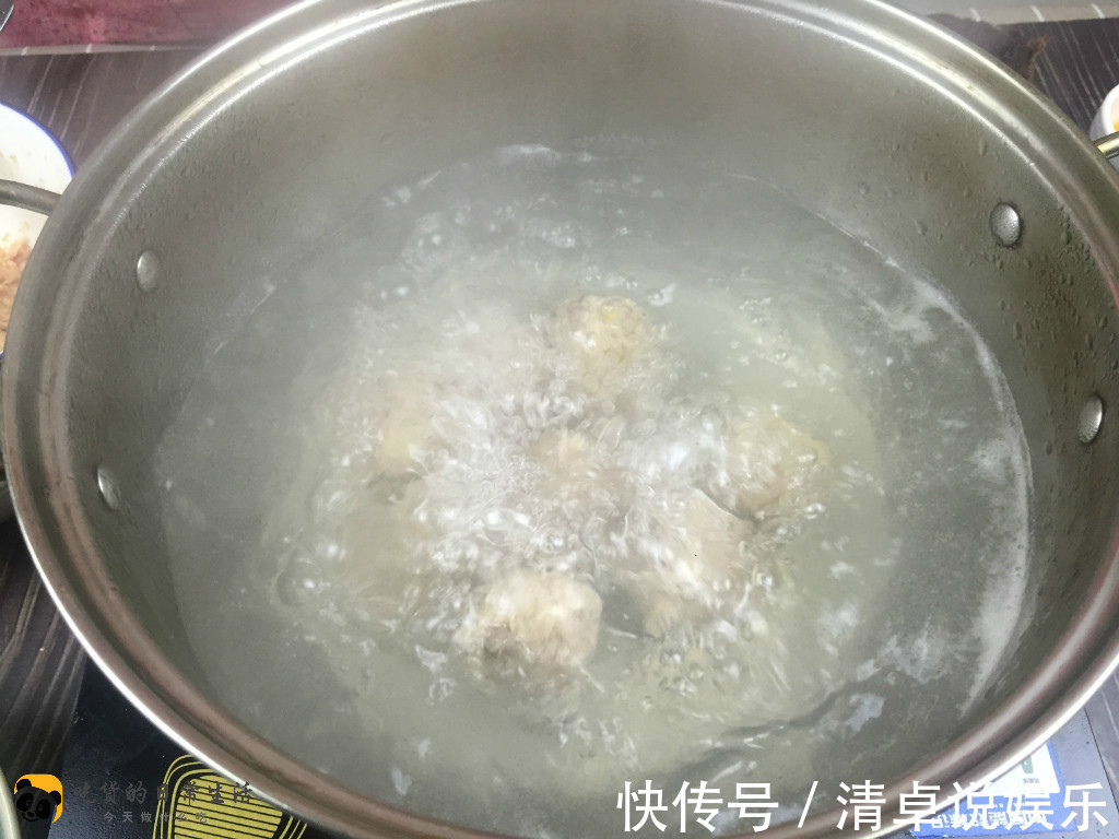 肉丸子下锅就散学会小窍门,肉丸子保准不松散,还很有弹性!