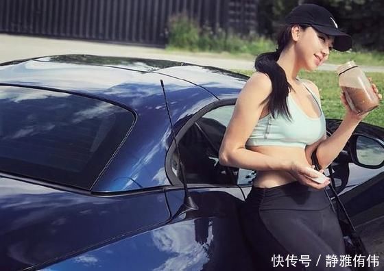 紧身 穿打底裤的美女，在海边释放不一样的美，所有路人的目光被你吸引