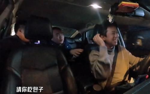 大哥|鄧超在路邊攤吃包子,看到他手中筷子的“顏色”,網(wǎng)友:活該你火