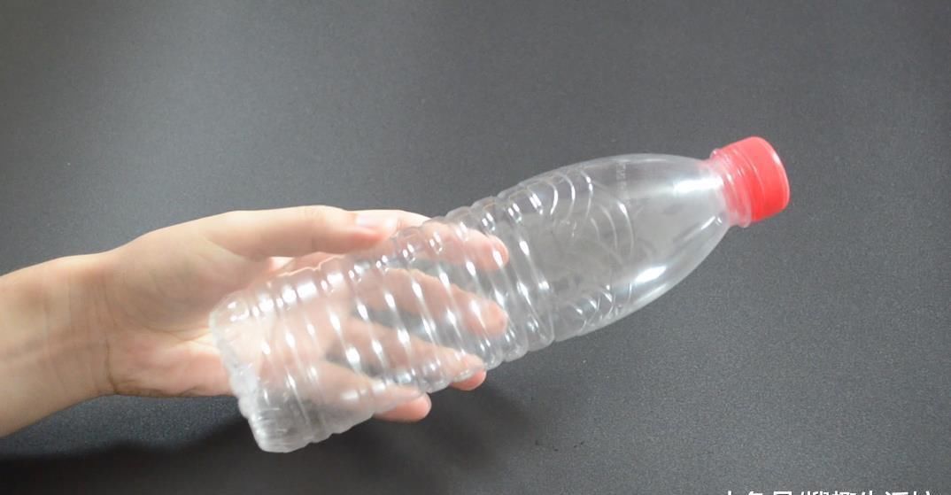 妙用|废弃的塑料瓶简单剪几刀, 放在家里有大用处, 看完你会感谢我的