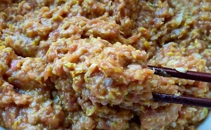 做白菜饺子,白菜不要直接调馅,教您一招,饺子鲜嫩多汁不出水