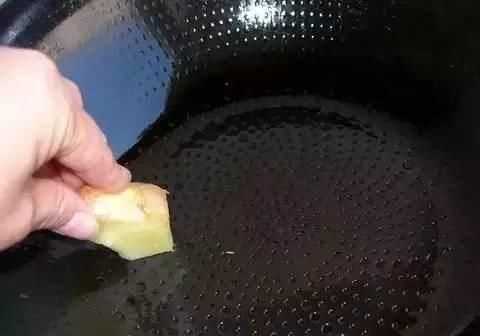 鲜嫩|在家煎鱼总“破皮”大厨教你“这3招”,鱼皮不粘锅,肉还鲜嫩