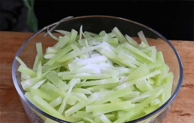莴笋不要再炒着吃，教你个特色新吃法，清脆爽口，越吃越过瘾
