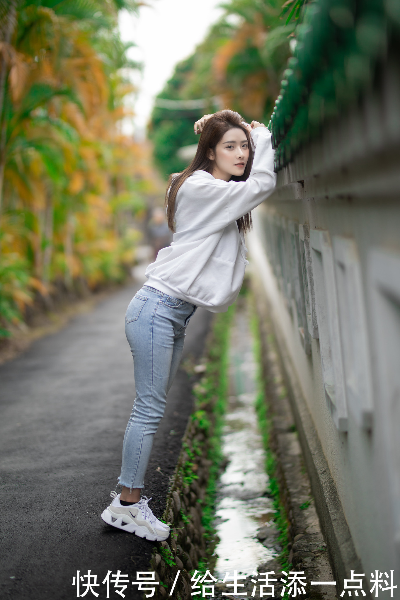 街拍：美女牛仔裤+卫衣时尚又减龄，好气质自带高级感