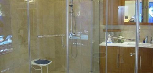 实用|头次见到朋友家淋浴房装这种东西,太实用了,回家也要这样做