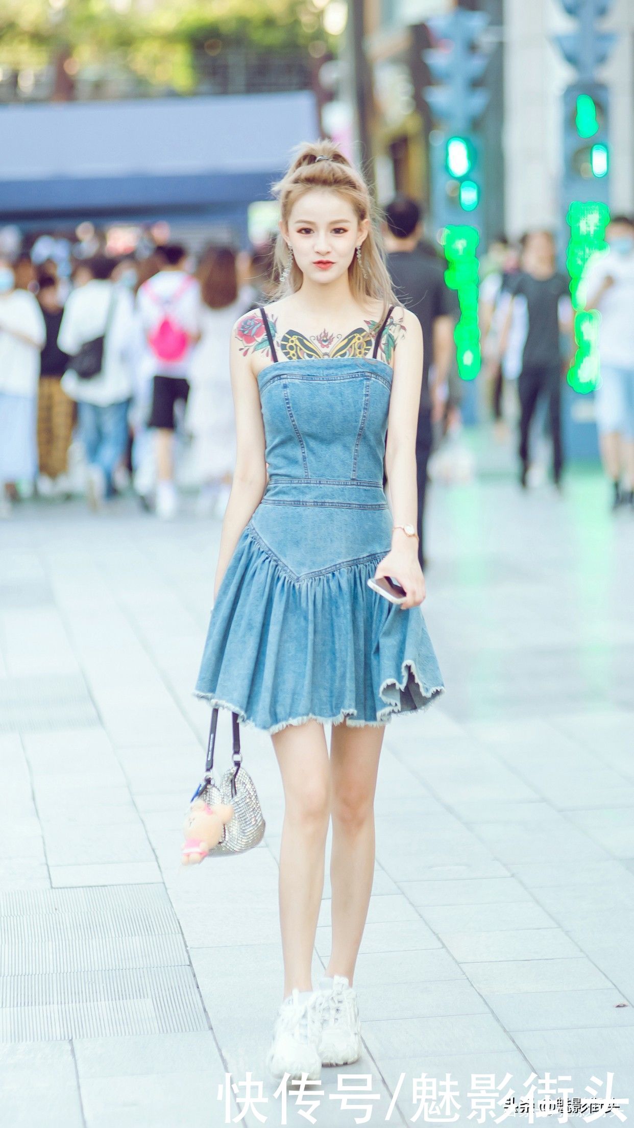 吊带裙|三伏天穿什么?年轻女孩多穿吊带裙,搭配小白鞋,清凉又好看