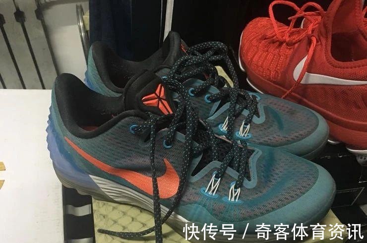 后掌|球鞋开箱测评 一场华丽剑舞—科比毒液5!
