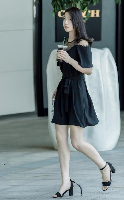 街拍:打电话的小美女,亮丽的穿搭,修长美腿真的养眼