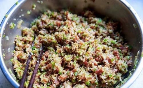 萝卜做饺子馅儿的时候，焯水还是不焯水？