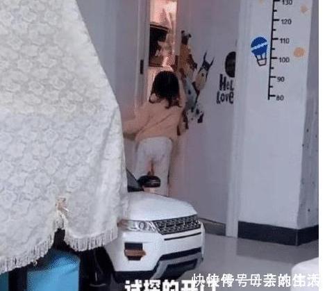 嫌弃|“无情”哥哥走红,把2胎妹妹丢出房间一脸嫌弃,妹妹:好丢人