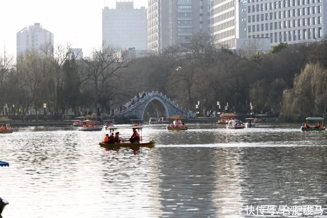 中年|大年初二，合肥包公园游客爆满，梅花盛开喜迎游客