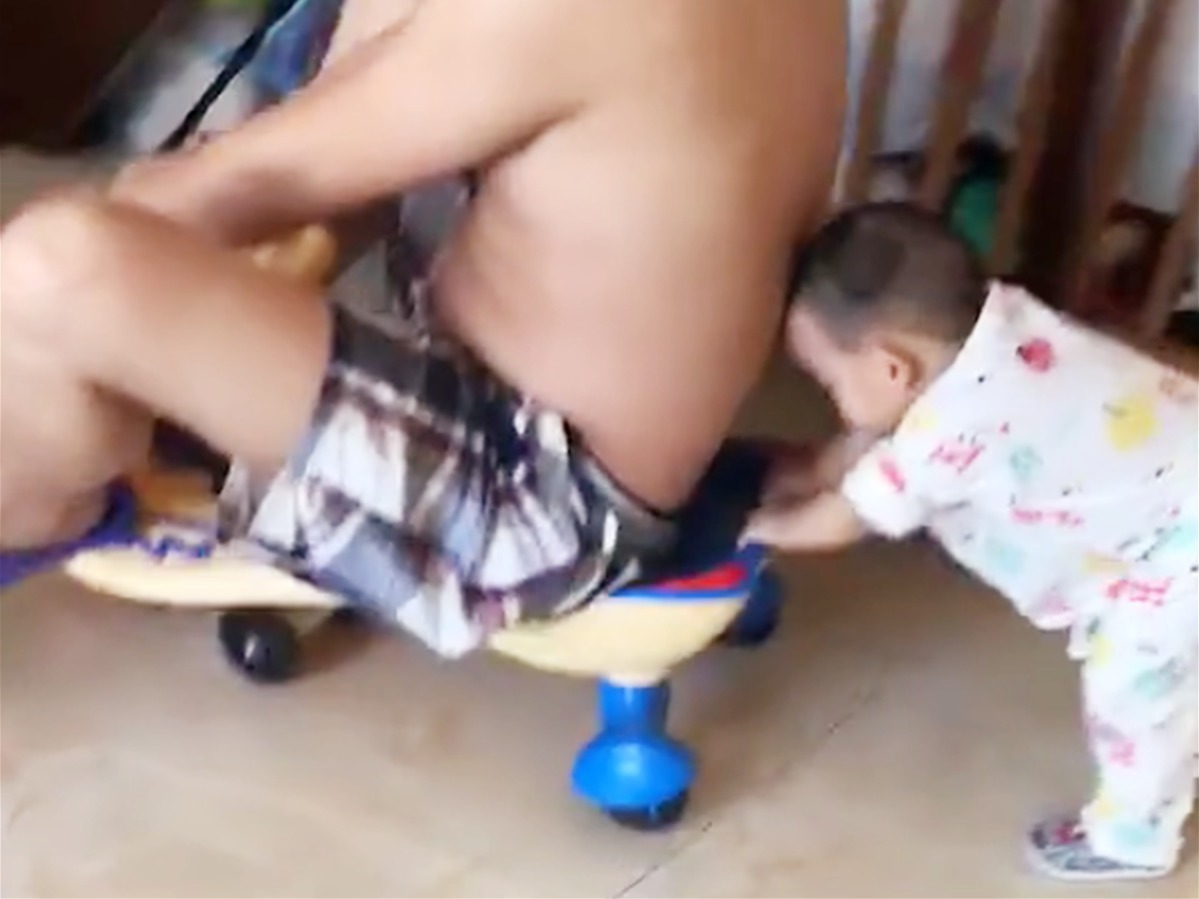 爸爸|妈妈让爸爸看孩子,看到这一幕,网友:混的最差的孩子
