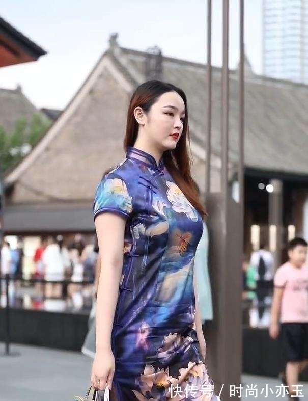 时尚|人来人往的广场，旗袍女孩才是时尚的主角