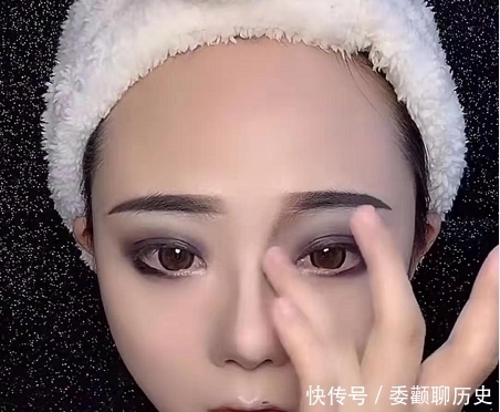 艺术生用“黑色口红”画全脸,开始:一看就会,成品:一学就废!