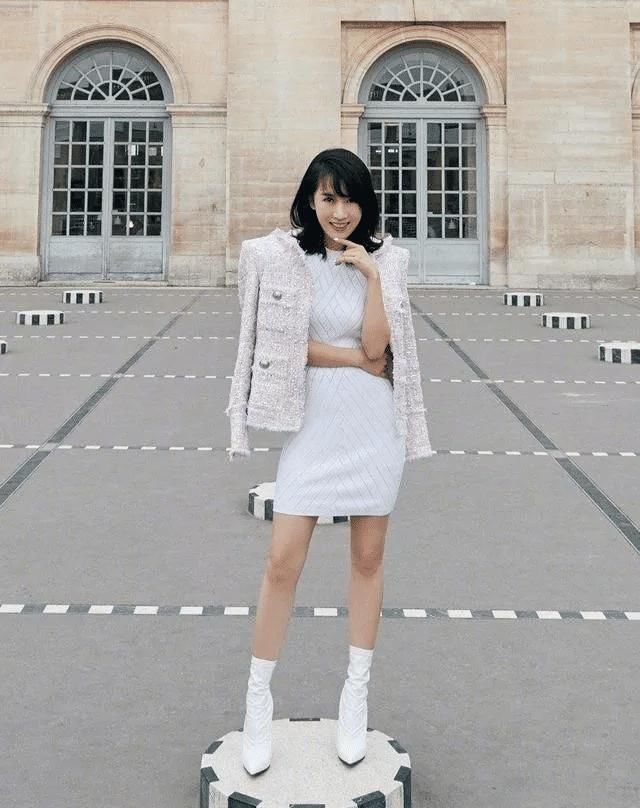 ?最近火了一种穿法叫：“小香风外套+裙子”，时髦高级还显瘦