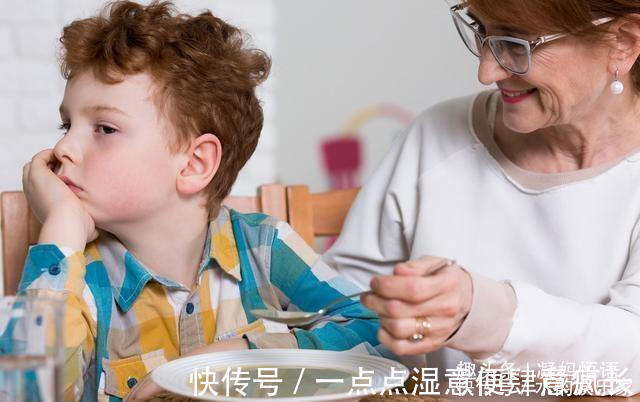 宝妈|追着给孩子喂饭,不是爱而是懒,更是在害孩子,宝爸宝妈该清醒了