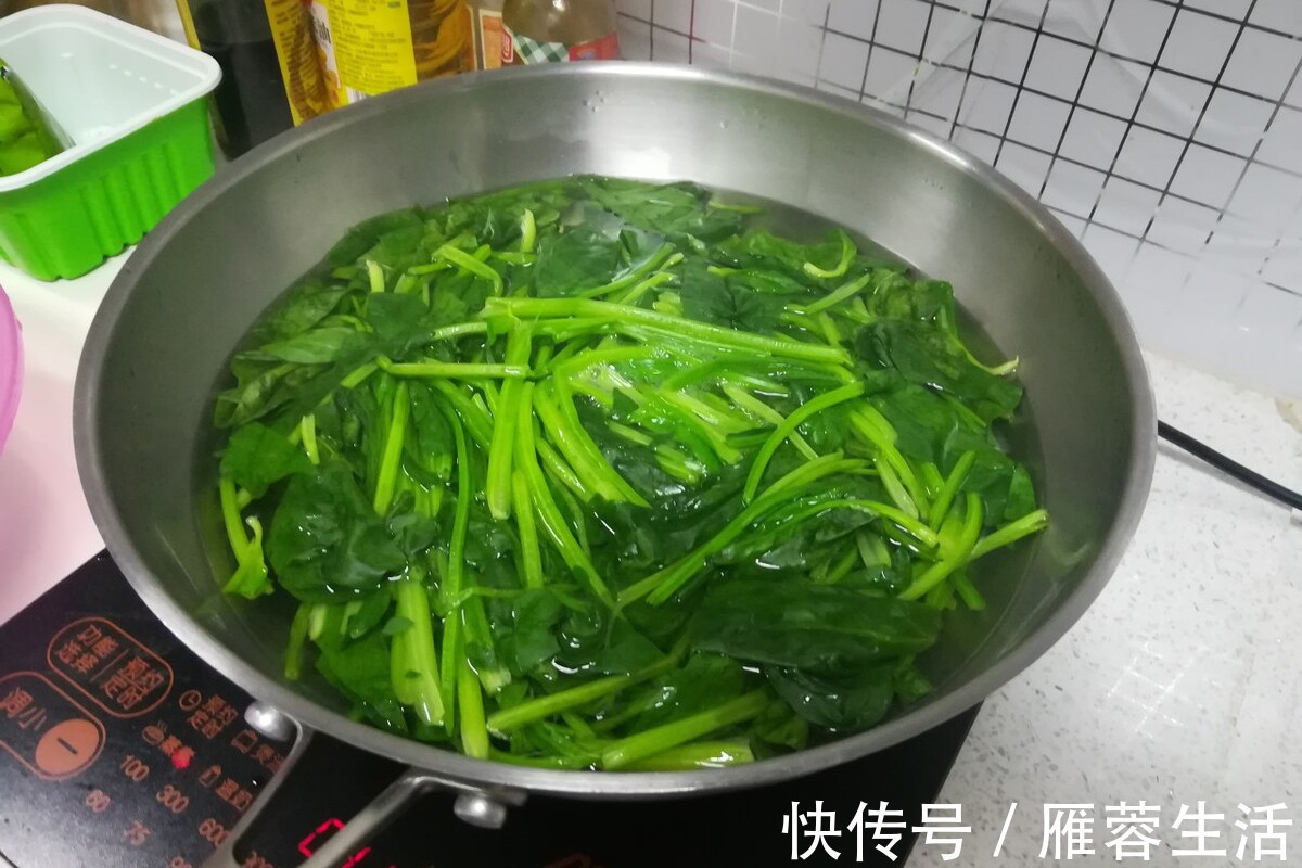 青菜|炒青菜不可直接下油锅，掌握2个关键技巧，青菜又脆又嫩不变色