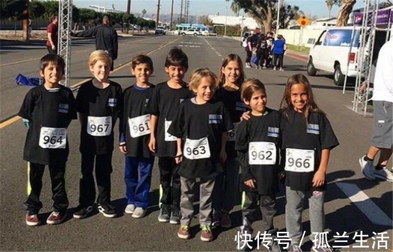 孩子们|12年前,美国45岁单亲妈妈坚持生下8胞胎,现今她们生活如何?