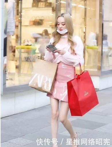  显出|粉色纱质衬衫搭配皮质短裙，青春靓丽，尽显出别具风格的魅力