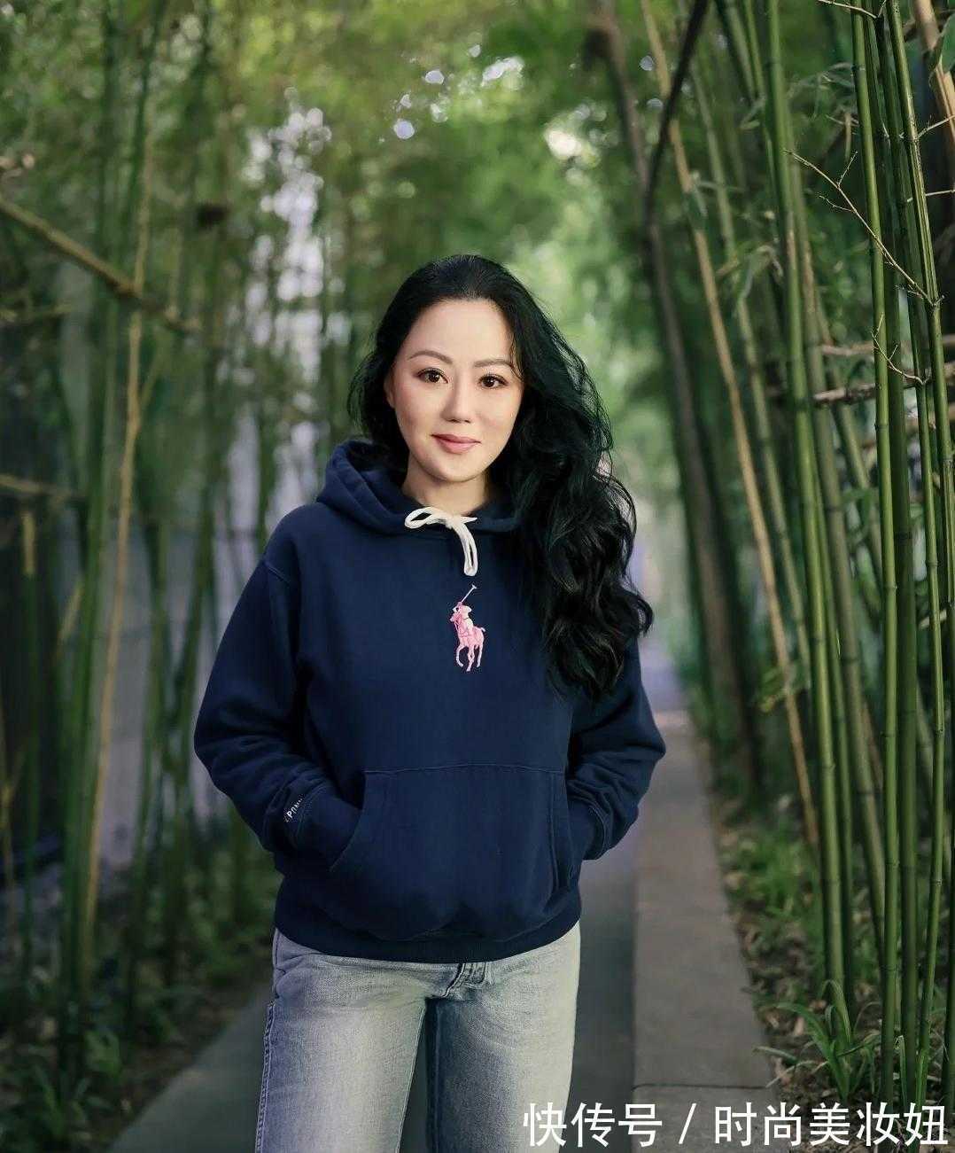 下半身 章小蕙不扮“贵妇”更漂亮,穿连帽卫衣配牛仔裤,年轻10岁不止
