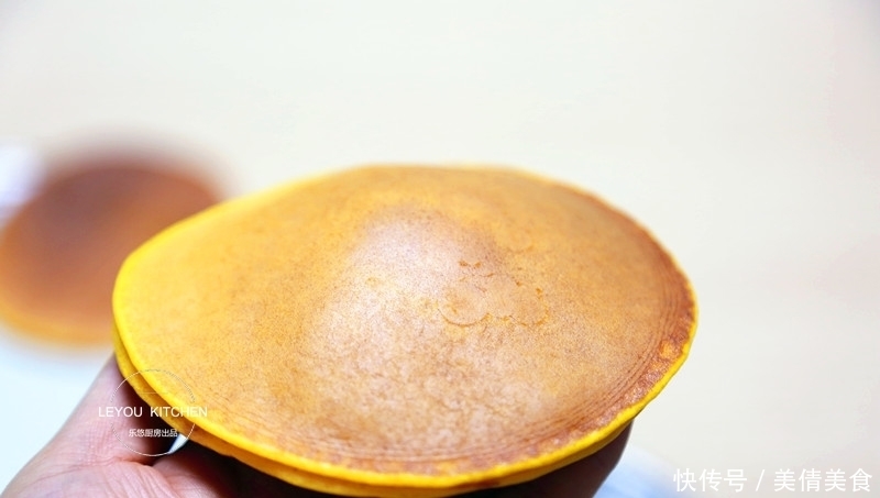 南瓜花样吃法,用平底锅做成点心,又甜又软,外面卖十几块钱一个