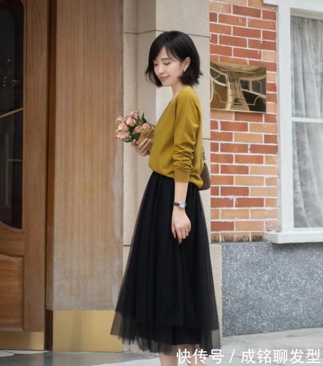 巧克力色|秋季有一种穿搭叫“针织衫+半裙”,简单好看又舒服,优雅又舒服