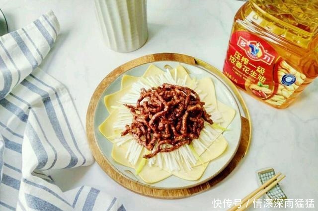 正宗的京酱肉丝在家做,卷一个塞嘴里,巨幸福