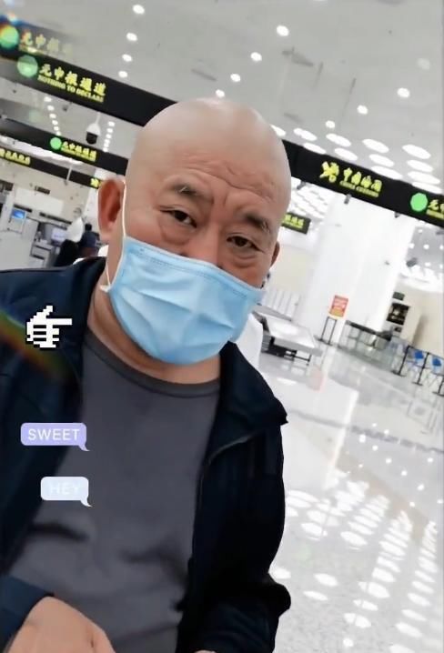 64岁杜旭东不会调二维码，被拦下一脸尴尬局促，周炜笑是老年人