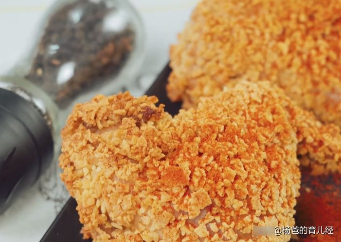  无需|香酥鸡翅的美味新做法，裹上薯片，无需油炸，孩子爱吃的居家美食
