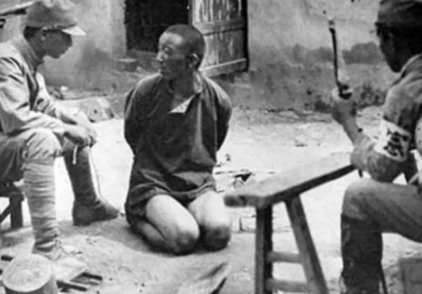 炮楼|日军躲进炮楼里,士兵久攻不下,老农掐灭手中的烟:这还不简单?