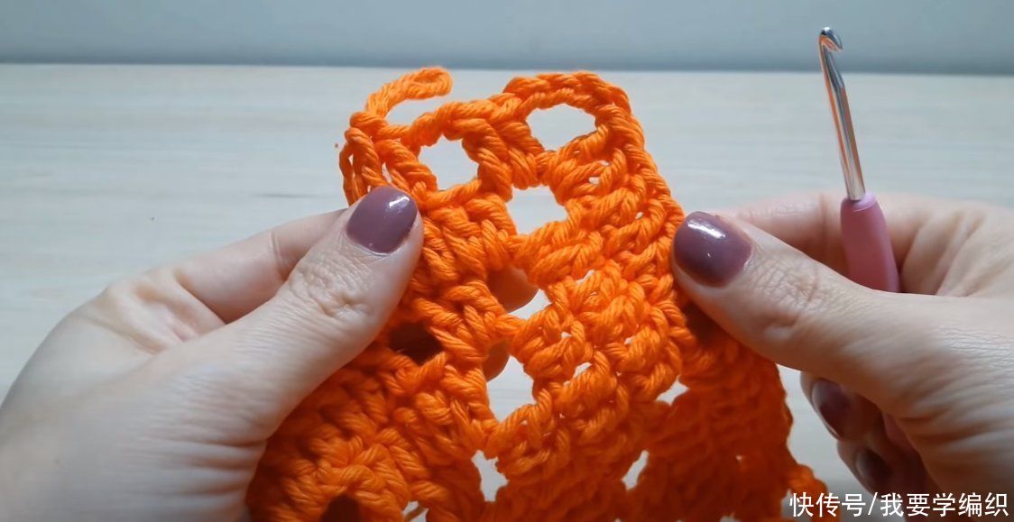  做成|清新简约的钩针方片，可当坐垫或做成抱枕，镂空条三角拼接片教程