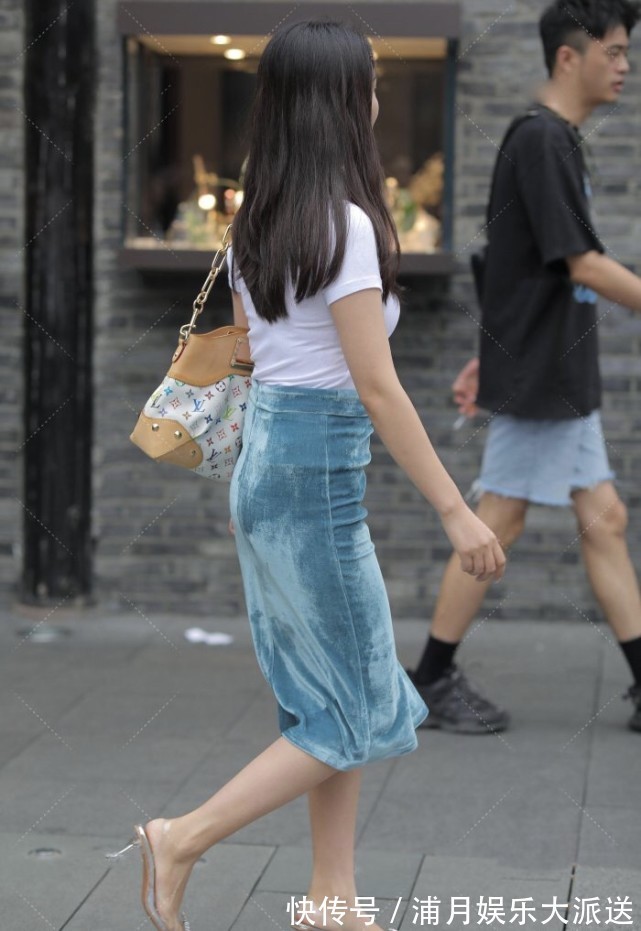 小姐姐|白绿色系搭配是“经典”，包臀裙加简洁的白色上衣，复古感满满