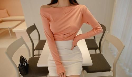 气息|美女穿搭:奶橘色一字肩上衣,温柔的气息,婀娜极了