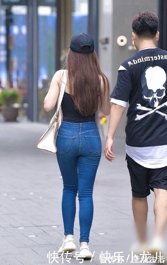 牛仔|邻家小妹修身牛仔长裤，凸显曼妙好身材，瞬间回到十八岁