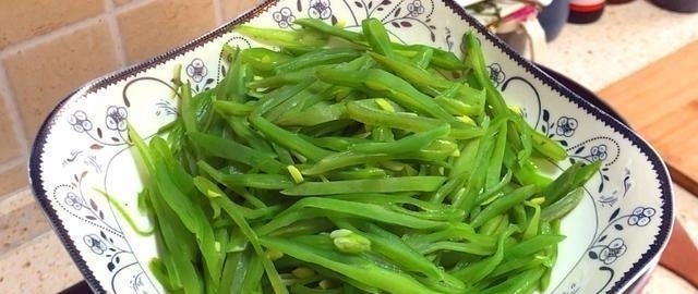 焯水|此菜1年4季都很贵,补钙比牛奶更强,再贵我家每周也要吃4次