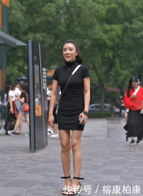 好处|街拍:皮肤黑有黑的好处,美女身材还是很棒的