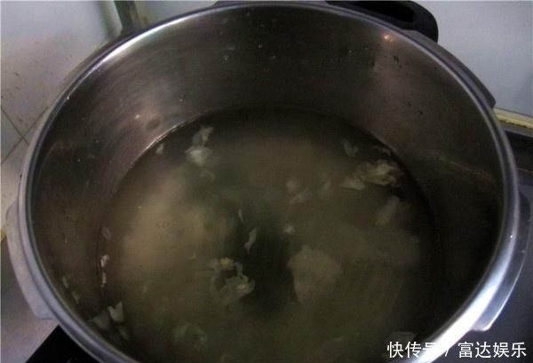 炖银耳汤直接放糖就大错特错了多加这“1步”,银耳羹清甜粘稠