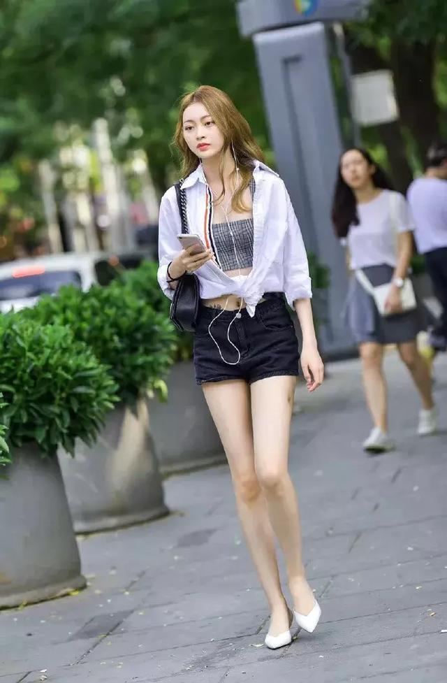 牛仔裤|长发披肩的小姐姐,短袖配蓝色牛仔裤,时尚气质范