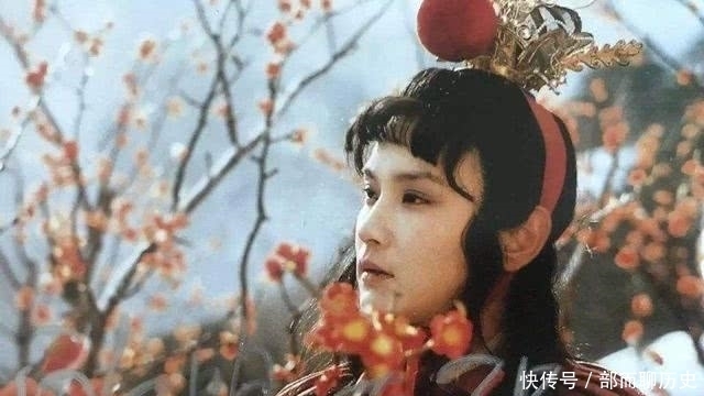 《红楼梦》只因贾宝玉一句话,贾府众丫鬟得知纷纷要调来怡红院