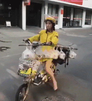 |搞笑GIF趣图:走就走呗,你们牵手是几个意思?