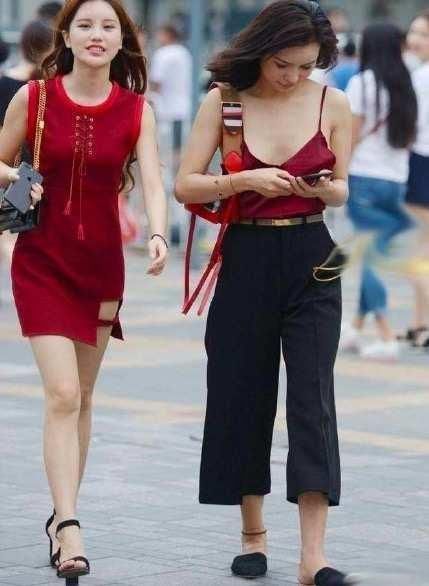 娇艳|街拍小姐姐身穿红色吊带背心性感娇艳,搭配休闲裤帅气又随性