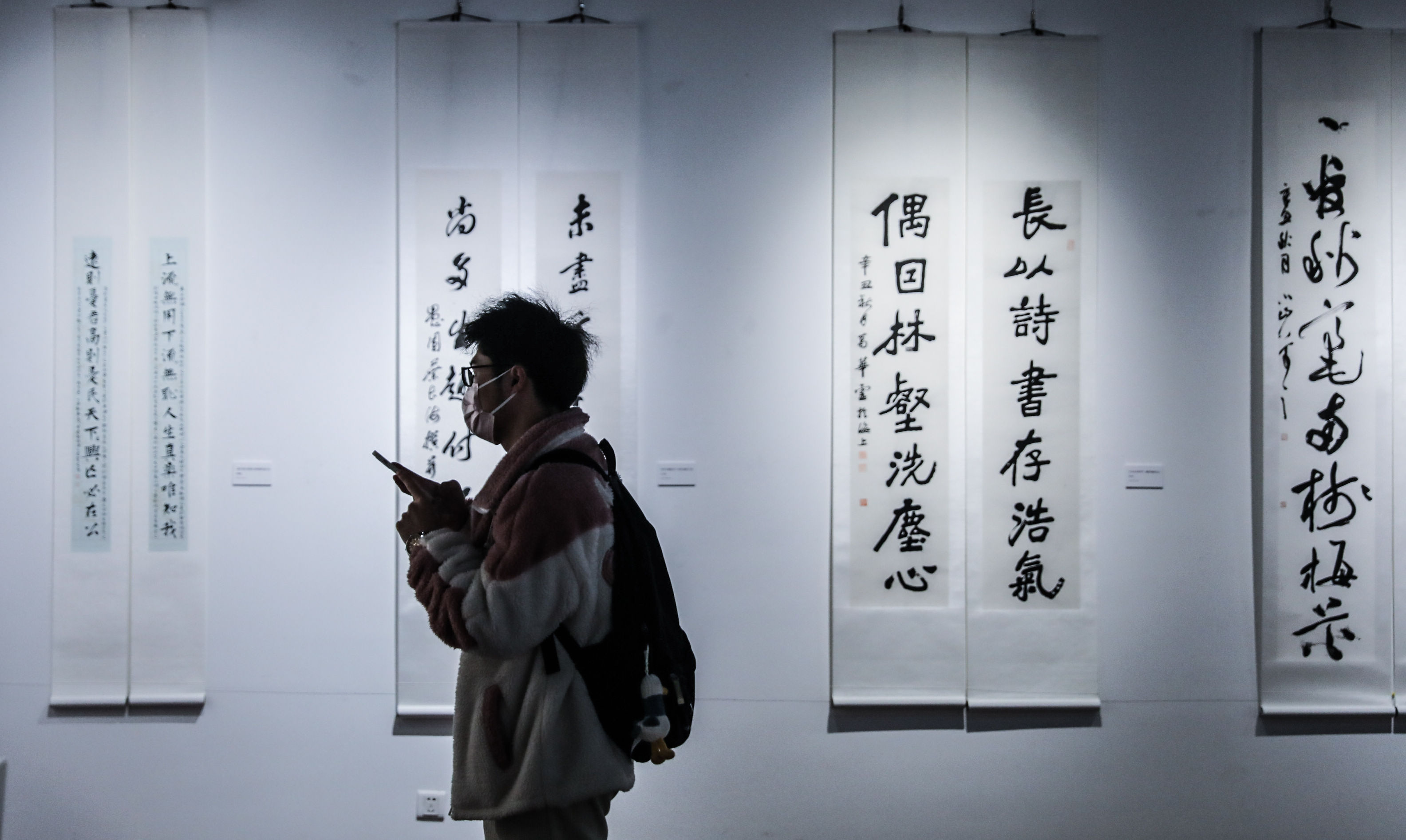 高校@视频|上海市高校“渊雷杯”师生楹联书法作品展举行:把吉祥带回家,将传统留下