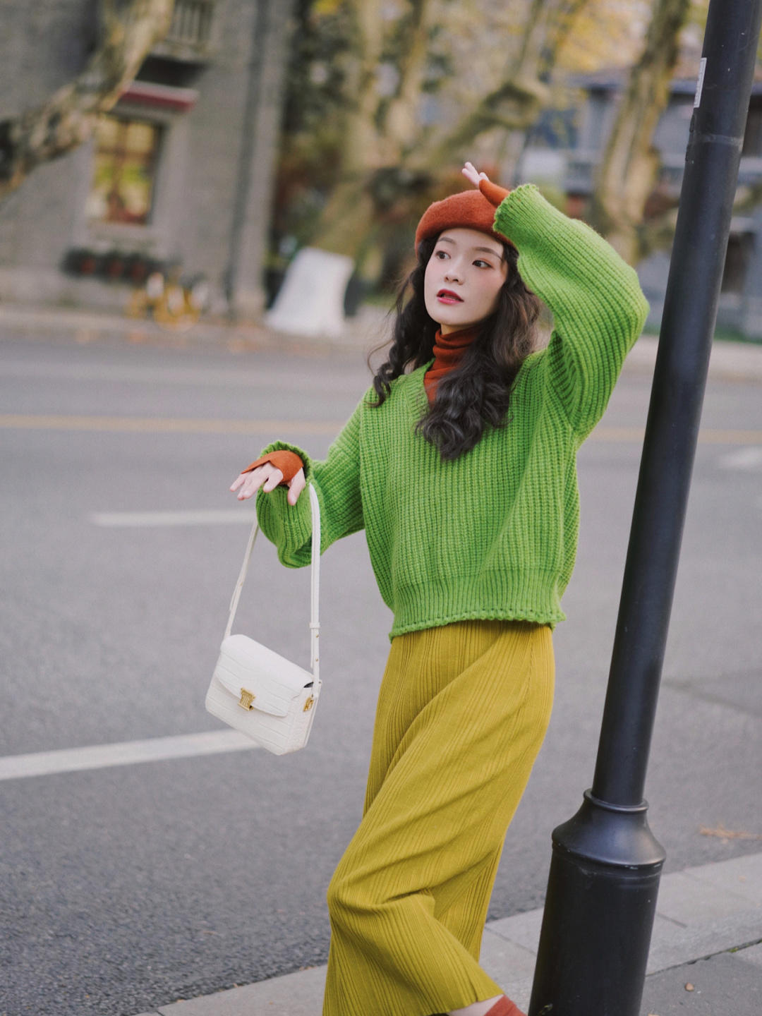 穿搭|秋冬就像一个调色盘,怎么好看怎么穿,绿色毛衣+红色打底衫,复古又时髦!